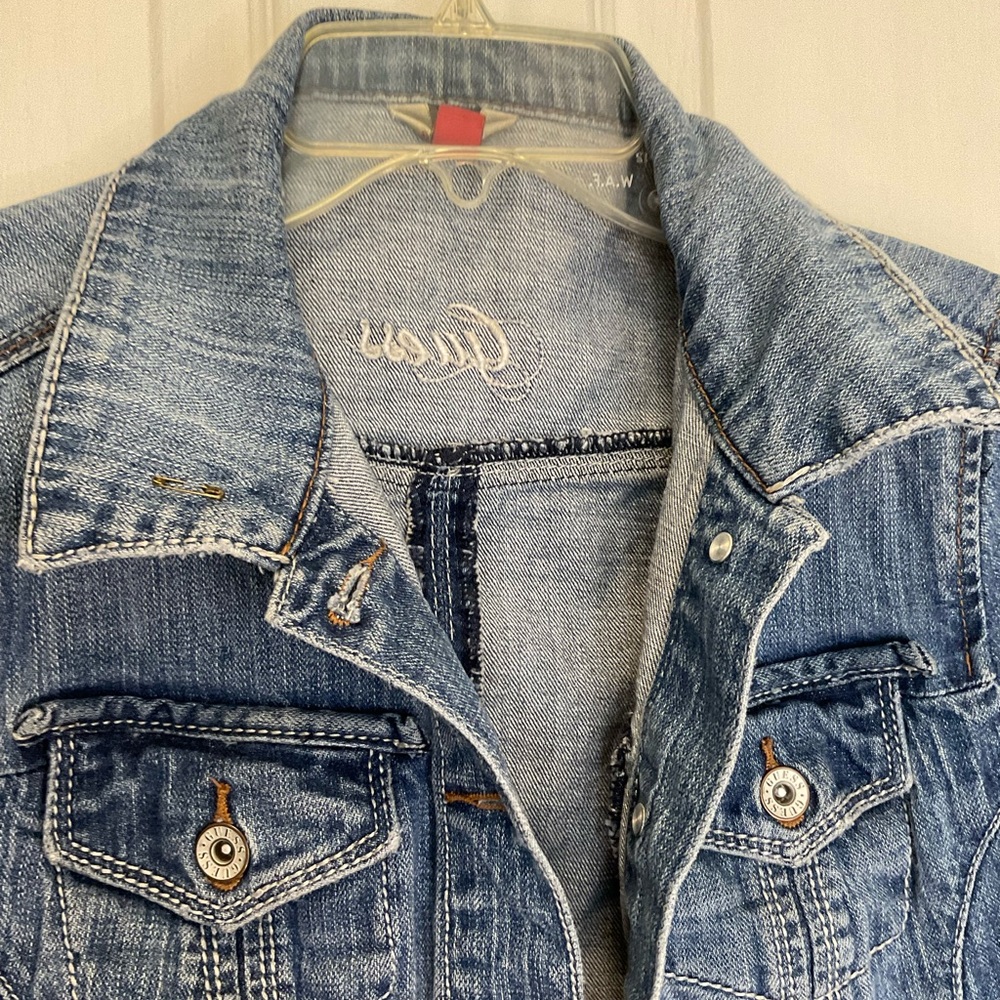 Ladie’s Guess jean jacket.  Size M. White stitching.